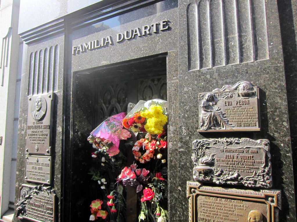 Cemitério da Recoleta, Buenos Aires: Arte e Arquitetura em Lápides. Túmulo de Eva Peron